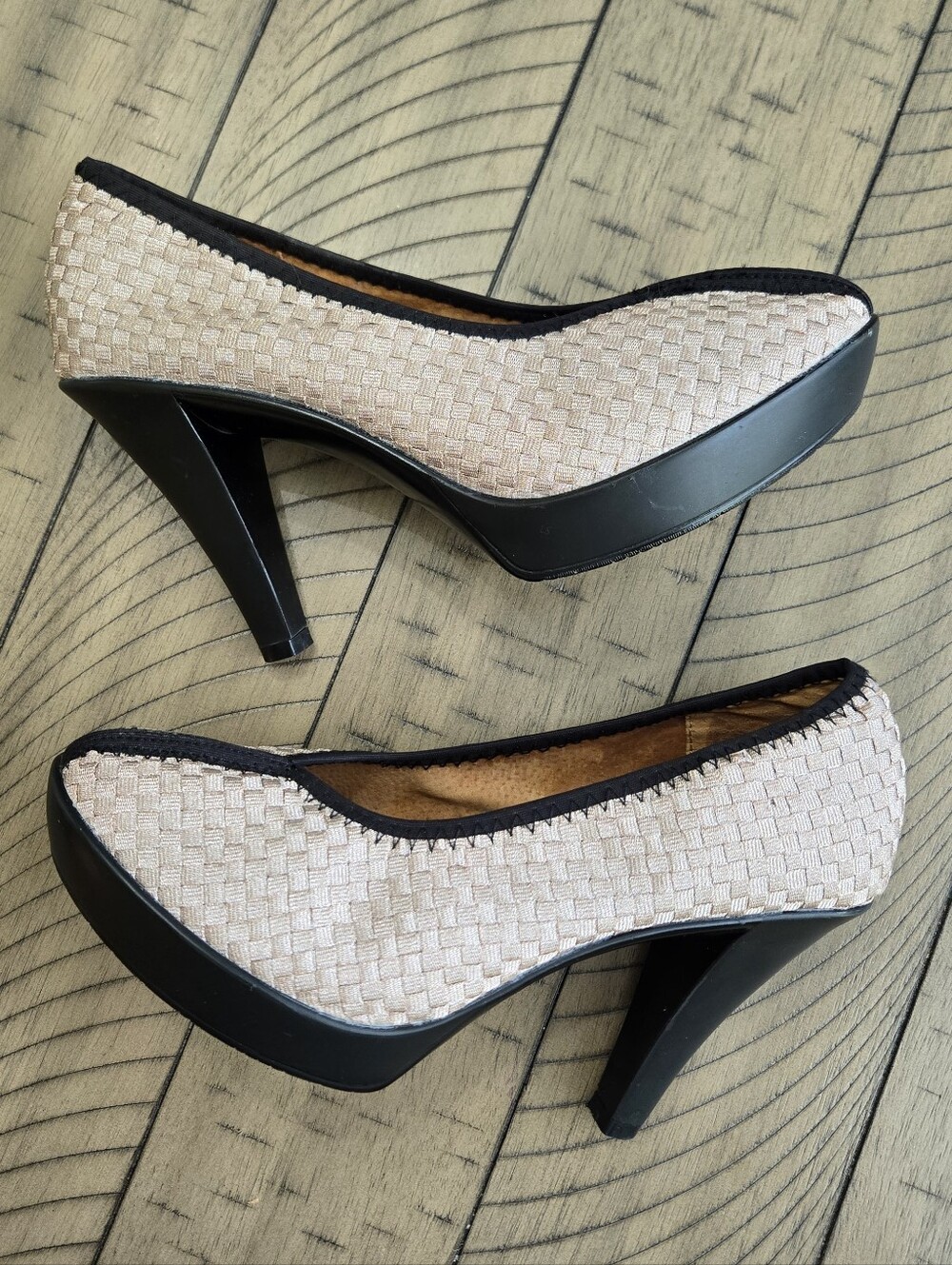 bernie mev. Golden Cream Woven Pump with Black Trim